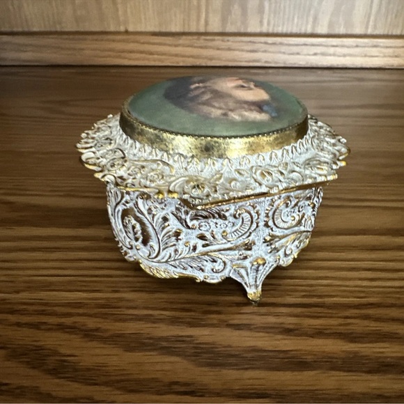 Small Victorian Ornate Gold & White
Music Trinket Box. Gold Lining. 3x4". VTG - Picture 4 of 17